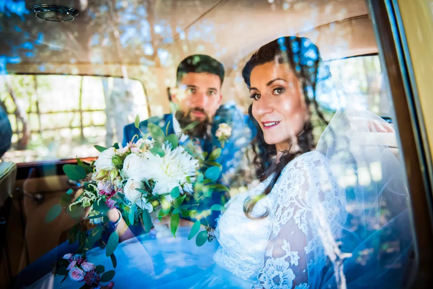 wedding photos with vintage cars